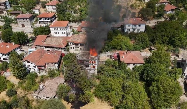 2 katlı tarihi konak yandı