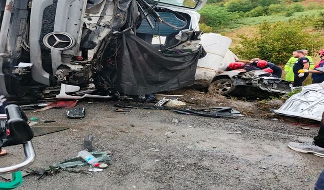Beton mikseri, otomobilin üzerine devrildi; 1 ölü, 1 yaralı