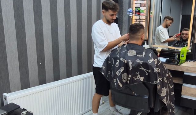 Müşterisinin saçını keserken neye uğradığını şaşırdı
