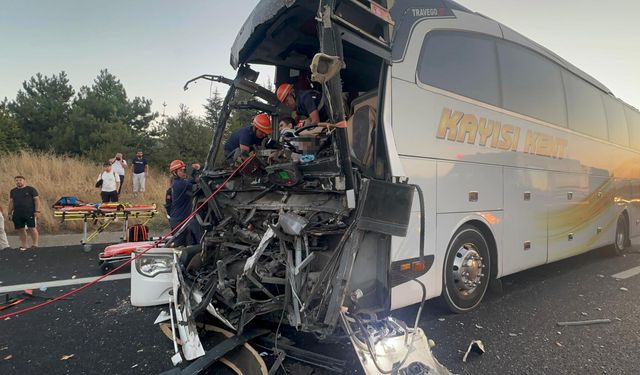 Yolcu otobüsü kamyona çarptı: 1 ölü, 10 yaralı