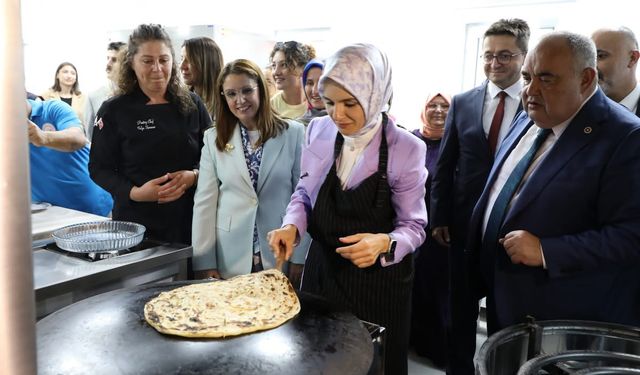 Bakan Bartın’da Gözleme Açtı, Kardeşlik Sofrasına Oturdu