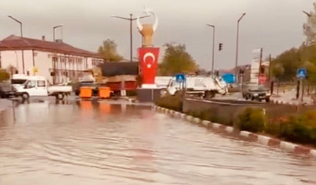 Sağanak etkili oldu, caddeler nehre döndü