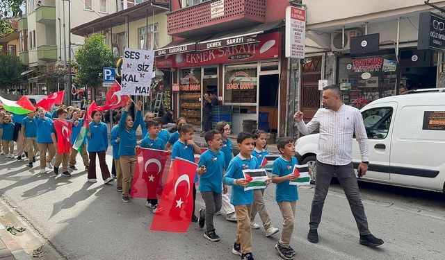 Kozcağız’da Minik Yüreklerden Filistin’e Destek Yürüyüşü