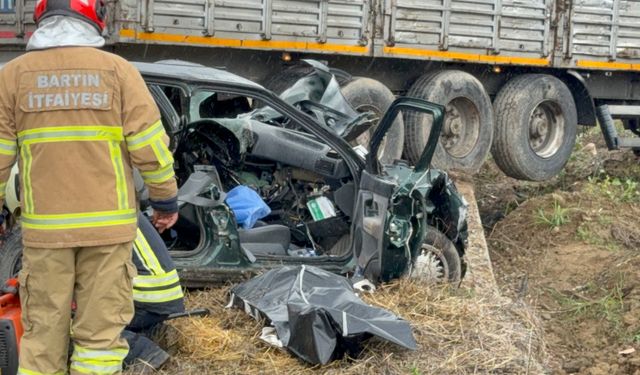 Karşı şeride geçen TIR'la çarpışan otomobildeki çift öldü