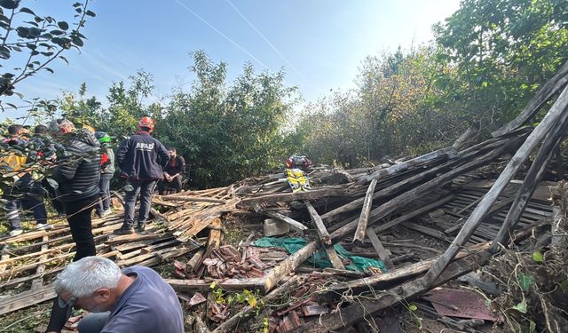 Ahşap yapıyı sökmeye çalışan yaşlı adam göçükte kaldı