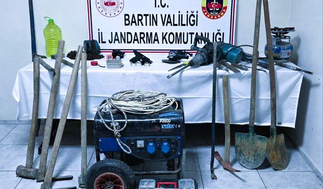 Ormanda kaçak kazı yapan define avcılarına suçüstü:2 gözaltı