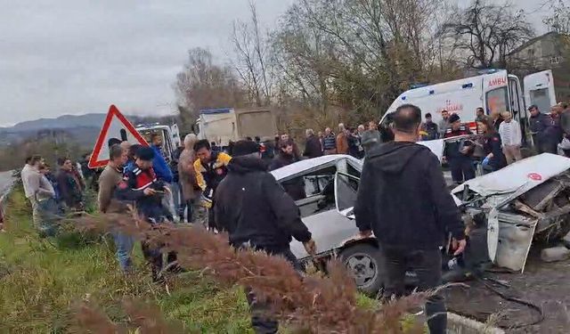 Kamyona çarpan otomobil hurdaya döndü: 2 ölü, 1 yaralı