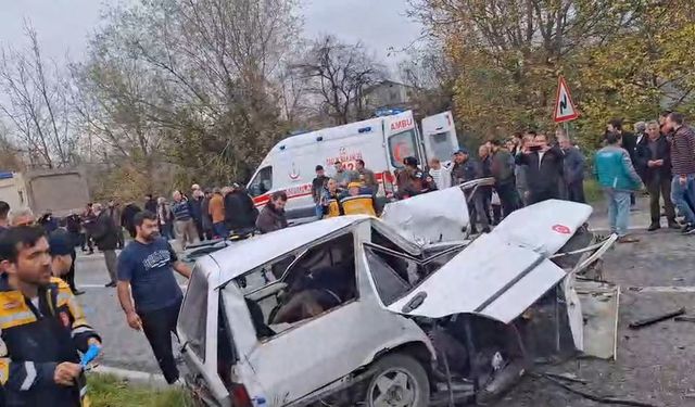 Kamyona çarpan otomobilde ölü sayısı 2'ye çıktı