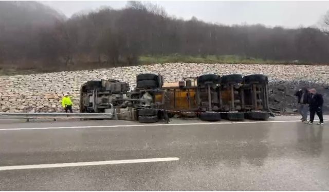 Bartın’da Kömür Yüklü Kamyon Devrildi: 1 yaralı