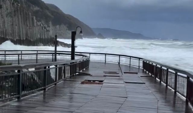 Dev dalgalar yürüyüş yoluna zarar verdi