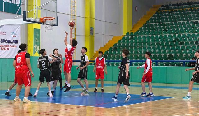 U-18 Basketbol Müsabakaları Nefes Kesiyor