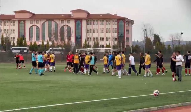 Amatör maçta saha karıştı: 1 yaralı, 11 Kırmızı Kart