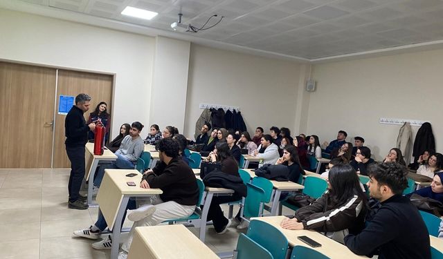 Üniversite öğrencilerine ve personele afet eğitimi