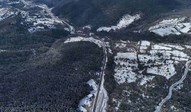 Beyaza bürünen Bartın-Karabük yolu dronla görüntülendi