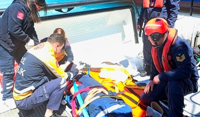 Gemide yaralanan personelin yardımına sahil güvenlik yetişti