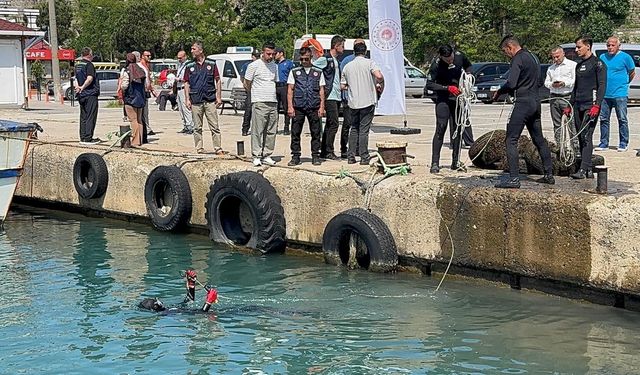 Amasra’da dalgıçlar denize atılan çöpleri temizledi