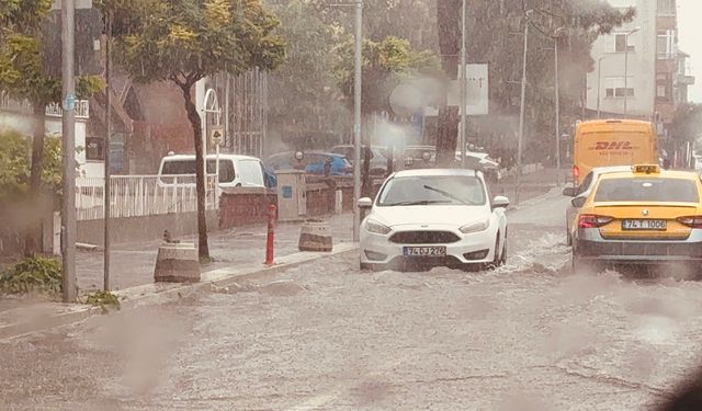 Amasra'da Cadde ve sokaklar göle döndü