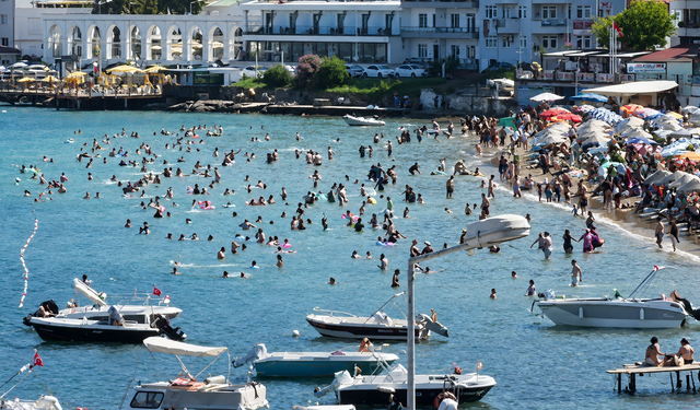 Bartın’da deniz yasağı sürüyor, Amasra doldu taştı