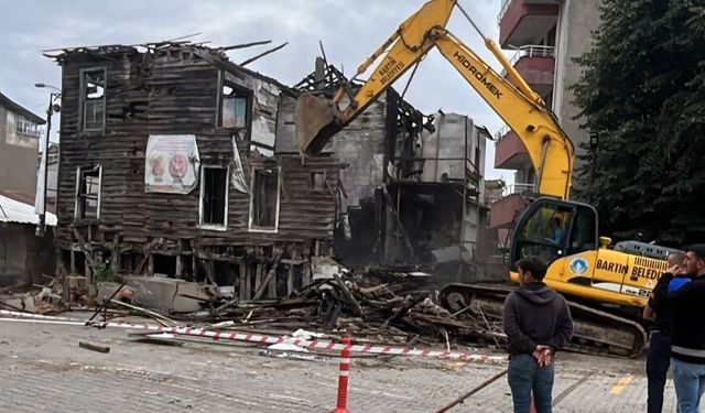 Bartın’da Metruk Bina Kontrollü Şekilde Yıkıldı