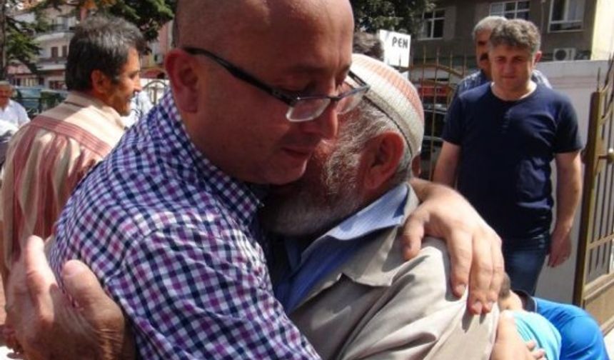 EZINE KAYMAKAMLIGINA ATANAN BARTIN ULUS KAYMAKAMI ALI FUAT ATIK, VATANDASLARLA VEDALASIRKEN DUYGULANARAK AGLADI. ALI FUAT ATIK YENI GOREV YERINE DUALARLA UGURLANDI. FOTO-AYHAN ACAR-BARTIN-DHA