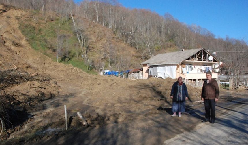 Bartın’ın Akbaş köyü Fırdan Mahallesi’nde önceki gün gece saatlerinde 2 katlı bir evin üst tarafında heyelan meydana geldi.