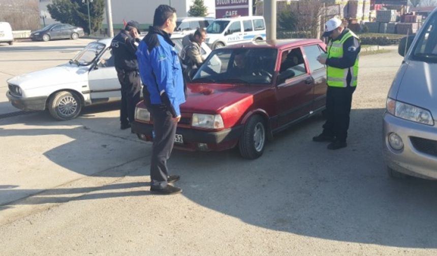 Bartın Çevre ve Şehircilik İl Müdürlüğü, İl Emniyet Müdürlüğü ve İl Jandarma Komutanlığı ekipleriyle koordineli olarak araçlarda egzoz gazı emisyon ölçüm pulu denetimi yaptı.