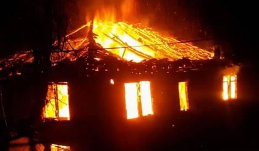 BARTIN’ın Amasra ilçesi Kocaköyünde gece saatlerinde çıkan yangın itfaiye ekiplerince söndürüldü. Ayhan ACAR DHA