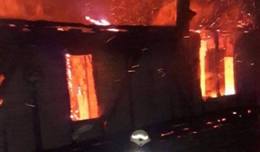BARTIN’ın Amasra ilçesi Kocaköyünde gece saatlerinde çıkan yangın itfaiye ekiplerince söndürüldü. Ayhan ACAR DHA