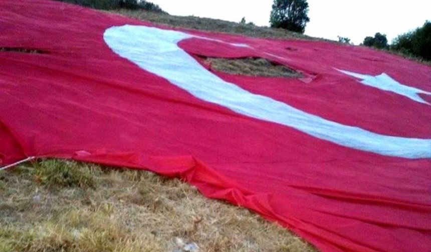 BARTIN&#039;ın tarihi ve turistik ilçesi Amasra&#039;da biraraya gelen gönüllü vatandaşlar, geçtiğimiz yıl 30 Ağustos Zafer Bayramı nedeniyle Boztepe Mahallesi&#039;ne asılan Türk Bayrağı yırtıldı. Ayhan ACAR DHA