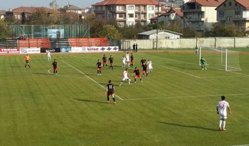 Bölgesel Amatör Lig 6.Grup'ta 13 puanla lider durumda bulunan Bartınspor, altıncı hafta maçında 14 yıl aradan sonra Kastamonuspor'u ağırladı. Foto:Erdoğan Yıldız