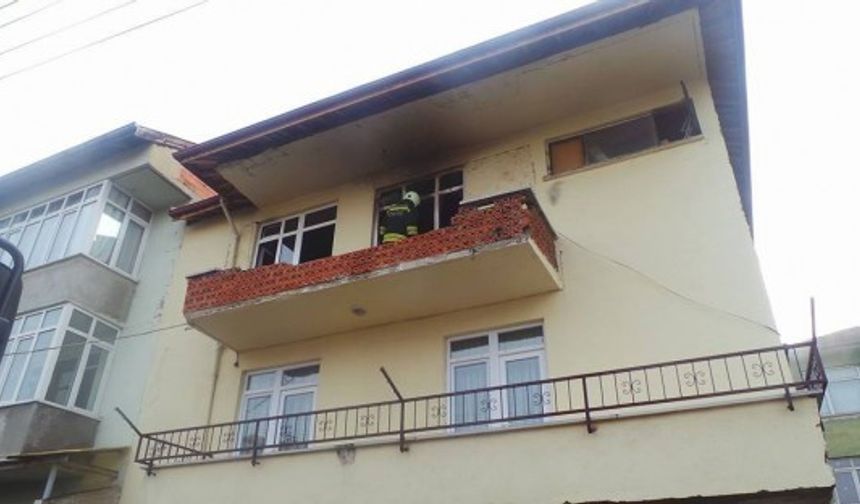 BARTIN’DA 4 KATLI BİR EVİN EN ÜST KATINDA MEYDANA GELEN YANGIN PANİĞE NEDEN OLDU. (YALÇIN ÇELEN/BARTIN-İHA)
