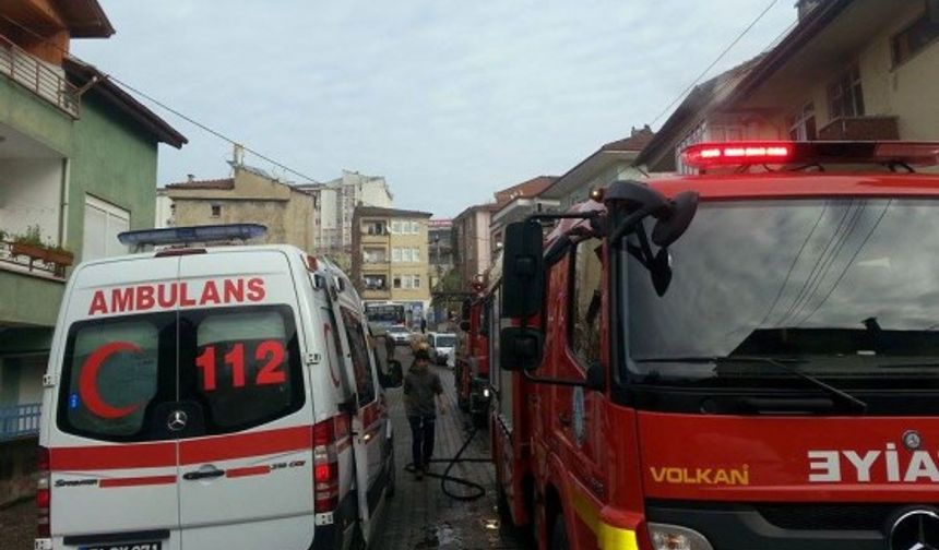 BARTIN’DA 4 KATLI BİR EVİN EN ÜST KATINDA MEYDANA GELEN YANGIN PANİĞE NEDEN OLDU. (YALÇIN ÇELEN/BARTIN-İHA)