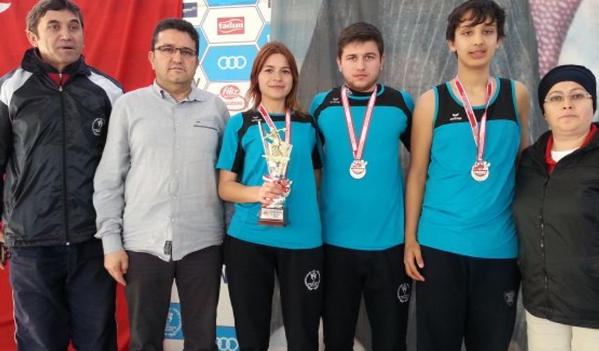 BARSEM takımı Sevcan AKBABA, Eray YILMAZ ve Yağız KAPSIZ dan oluşurken ATA SU SPORLARI takımında ise Habil ACAR, Halise ACAR ve Enes ÇELİK yer aldı. Her iki takımın da antrenörlüğünü ilimiz antrenörü ve ayn zamanda Raffa Milli takım antrenörü de olan İsmail Hakkı YILMAZ yaptı.