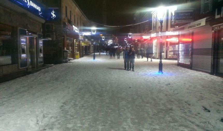 BARTIN'DA AKŞAM SAATLERİNDE BAŞLAYAN YOĞUN KAR YAĞIŞI NEDENİYLE OKULLAR TATİL EDİLDİ. (YALÇIN ÇELEN/BARTIN-İHA)