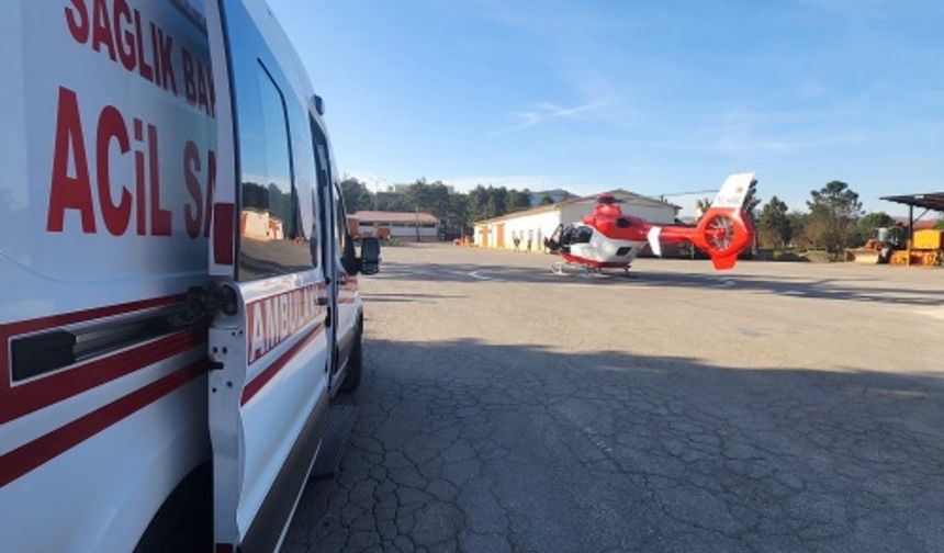 Bartın’da geçirdiği kaza sonucu kısmi uzuv kopması yaşayan 64 yaşındaki vatandaş, Bartın Devlet Hastanesinde yapılan ilk müdahalesinin ardından helikopter ambulans ile Ankara Etlik Şehir Hastanesine nakledildi.