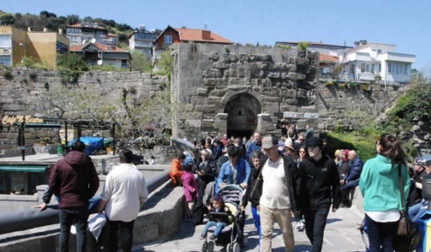 Amasra Belediye Başkanı Recai Çakır, ilçede yoğun kalabalık yaşandığını, 6 bin 600 olan ilçe nüfusunun günübirlik turistlerle 30 bini geçtiğini, 1 günde ilçeye araç girişinin ise 10 bini aştığını söyledi.