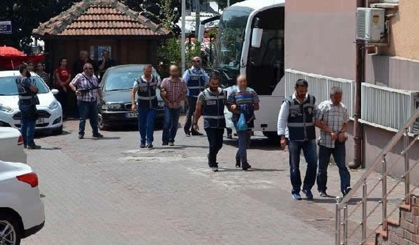 BARTIN’da Fetö/PDY soruşturması kapsamında Adli makamlara çıkartılan 15’den 3’ü tutuklanarak cezaevine gönderildi. Ayhan ACAR DHA