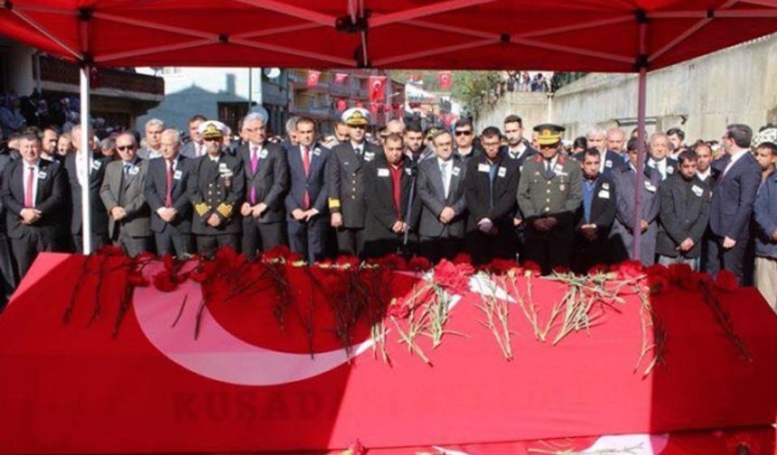 HAKKARİ&#039;nin Şemdinli İlçesi&#039;nde, şehit olan 28 yaşındaki Piyade Uzman Çavuş Gökhan Kurak, Zonguldak&#039;ın Çaycuma ilçesi Karapınar beldesinde gözyaşları arasında toprağa verildi.