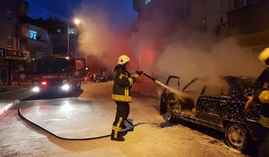 Bartın merkez Gölbucağı mahallesinde bir araç alev alev yandı. Mahalle sakinleri büyük panik yaşadı.