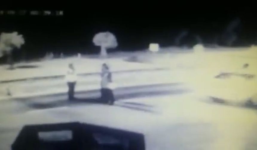 Bartın&#039;da &#039;dur&#039; ihtarına uymayan alkollü sürücü Sibel Y.&#039;nin, polis memuru Turgut Çalıkoğlu&#039;na çarptığı anlar güvenlik kameralarına yansıdı.