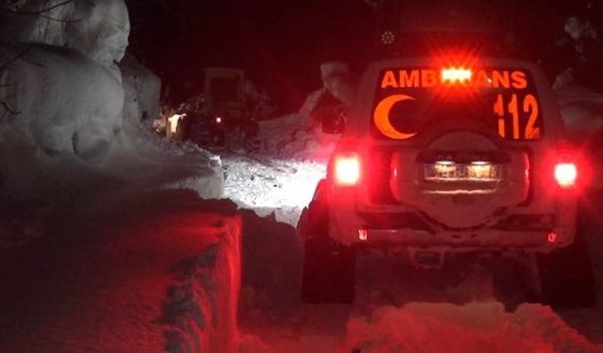 BARTIN&#039;da, kar kalınlığının 1,5 metreye ulaştığı köyde rahatsızlanan Sevgi Tutmuş (53), UMKE ekipleri tarafından paletli ambulansla alınarak hastaneye götürüldü.