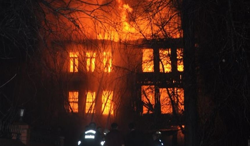 BARTIN’da kullanılmayan tarihi ahşap bina yandı. 3 katlı bina çöktü. Ayhan ACAR DHA