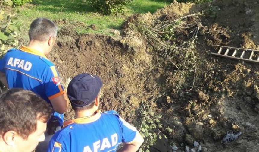 BARTIN’a bağlı Akağaç Köyünde su kuyusu kazarken oluşan göçük nedeniyle toprak yığını altında kalan Engin Sezgin (38), köylülerin yardımıyla kurtarıldı. Ağır yaralanan Sezgin, hastanede tedaviye alındı.