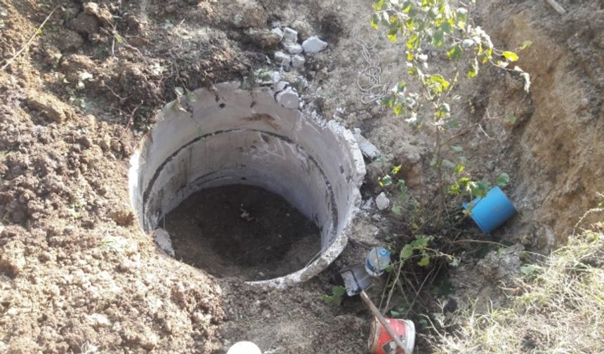 Olay, akşam saatlerinde Akağaç Köyü’nde meydana geldi. Köyde yaşayan Engin Sezgin, bahçesinde su kuyusu kazdığı sırada biriken toprağın üzerinde çökmesi sonucu altında kaldı. Yaklaşık 3 metre derinlikte toprak altında kalan Sezgin için köylüler seferber oldu.
