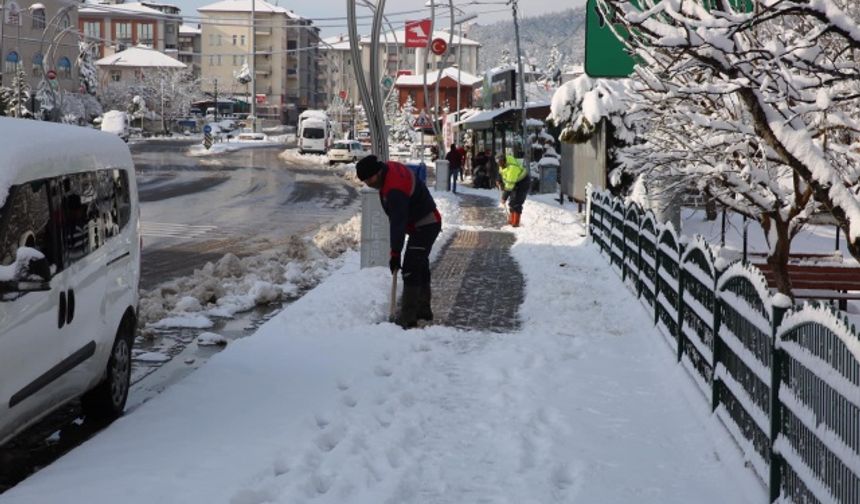 Bartın&#039;da kaldırımlarda biriken karlar temizleniyor