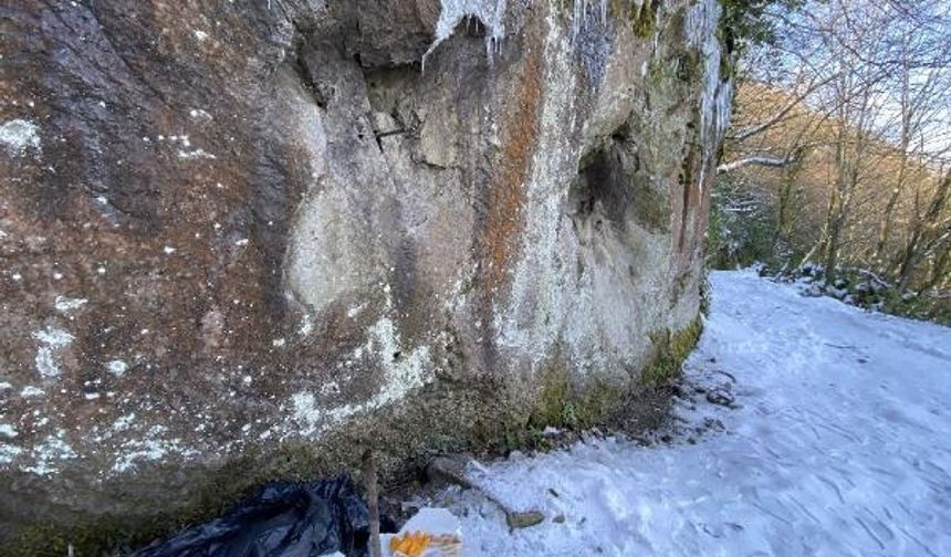 Amasra'da bulunan Roma dönemine ait 2 bin yıllık Kuşkayası Yol Anıtı'nın devamında bulunan Savrankaya mevkisinde üzerinde kartal figürleri ve oymalar bulunan kayalar dinamitle patlatıldı.