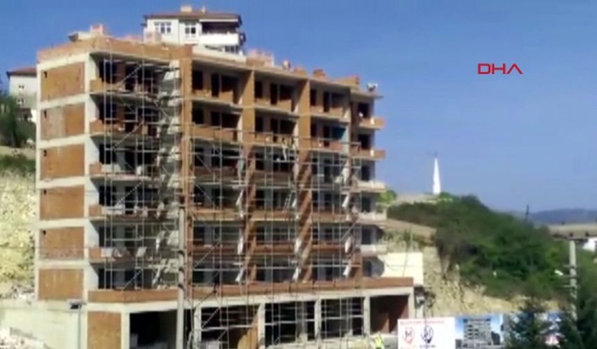 BARTIN&#039;da, 6 katlı binada çatı işi yapan işçinin hiçbir önlem almadan tavanın kenarına kadar yanaşarak çalışması dikkat çekti. Ayhan ACAR DHA