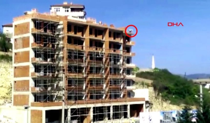 BARTIN&#039;da, 6 katlı binada çatı işi yapan işçinin hiçbir önlem almadan tavanın kenarına kadar yanaşarak çalışması dikkat çekti. Ayhan ACAR DHA