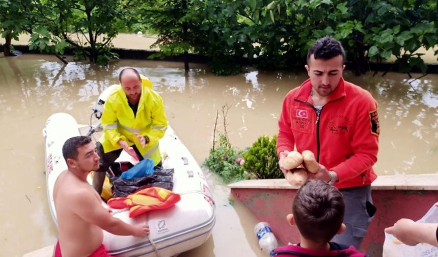 İlimizde yaşanan sel felaketi dolayısıyla evlerinde mahsur kalan vatandaşlar için İtfaiye Müdürlüğü ekiplerimiz tarafından zodyak bot ile evlere ekmek dağıtılıyor.