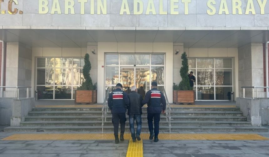 Bartın’da ‘çocuğun cinsel istismarı’ suçundan aranan, hakkında kesinleşmiş 10 yıl hapis cezası bulunun şüpheli JASAT tarafından yakalandı.
Bartın / Kurucaşile ilçesinde aranan şahısların yakalanmasına yönelik İl Jandarma Komutanlığı Asayiş Şube Müdürlüğü Jandarma Suç Araştırma Timi (JASAT) bir istihbaratı değerlendirdi.